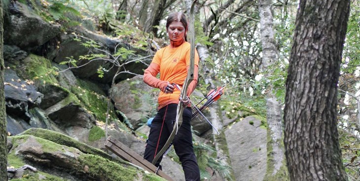 Celine Christensen-Nilsson förbereder bågen. Foto: Pär Rohlin