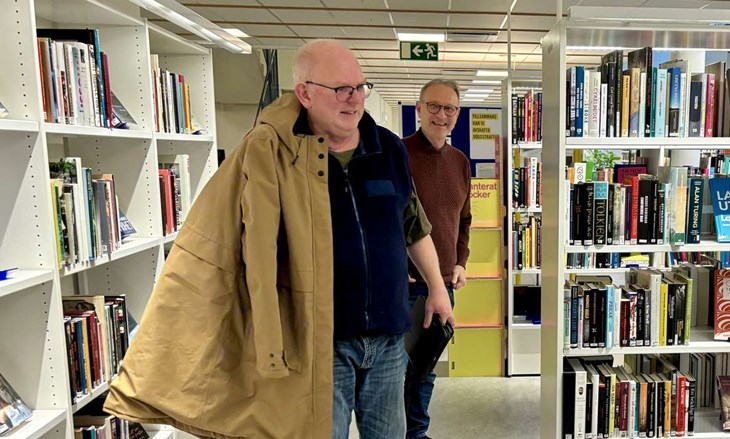 "Vad i allsin dar är nu detta", sade Stefan. Ove Bengtsson är nöjd över att planen med överraskningen gick i lås. Foto: Johan Jönsson